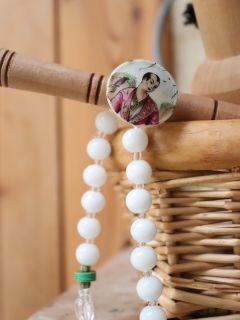 Antique collector's button in finely enamelled porcelain depicting an Asian design