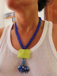 collier contemporain bleu et jaune