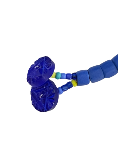 clasp: 2 blue glass buttons